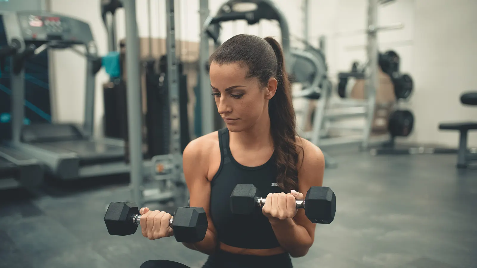 Krafttraining mit Kurzhanteln im Studio
